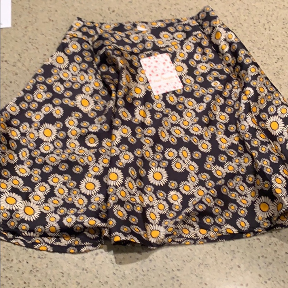 Free People short floral skirt. Size 2 NWT